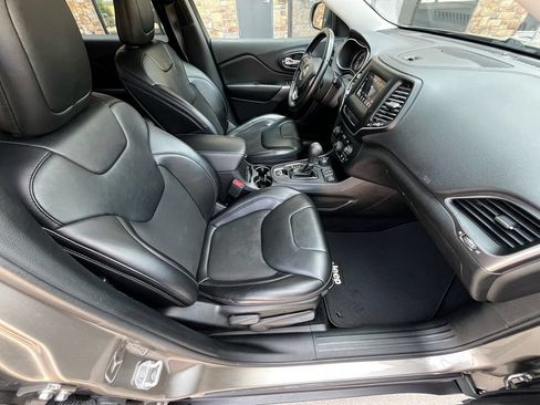 Used 2019 Jeep Cherokee Latitude Plus AWD/4WD image 22