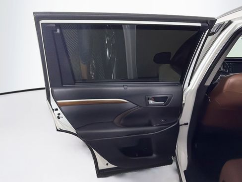 Used 2018 Toyota Highlander Limited Platinum FWD image 27