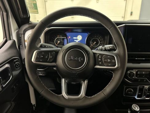 Used 2025 Jeep Wrangler Unlimited Sahara w/ Technology Group AWD/4WD image 17