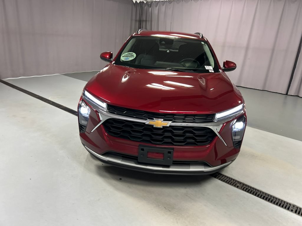 Used 2025 Chevrolet Trax LT w/ LT Convenience Package FWD image 2