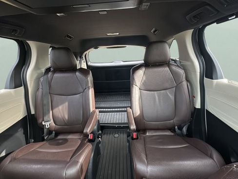 Used 2022 Toyota Sienna Platinum image 30