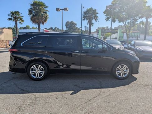 Used 2021 Toyota Sienna XSE w/ XSE Plus Package AWD/4WD image 4