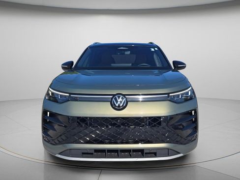 Used 2025 Volkswagen Tiguan SEL R-Line AWD/4WD image 5