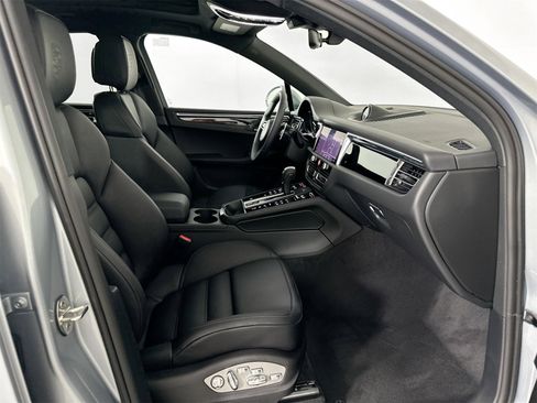 Certified 2025 Porsche Macan image 29