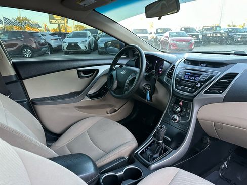 Used 2014 Hyundai Elantra SE image 12