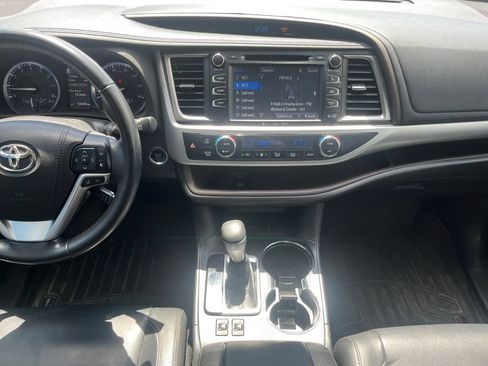 Used 2018 Toyota Highlander XLE FWD image 17