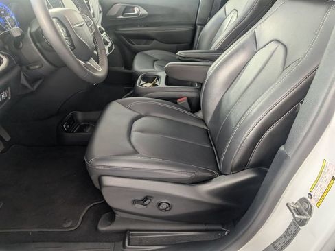 Used 2025 Chrysler Pacifica Select FWD image 12