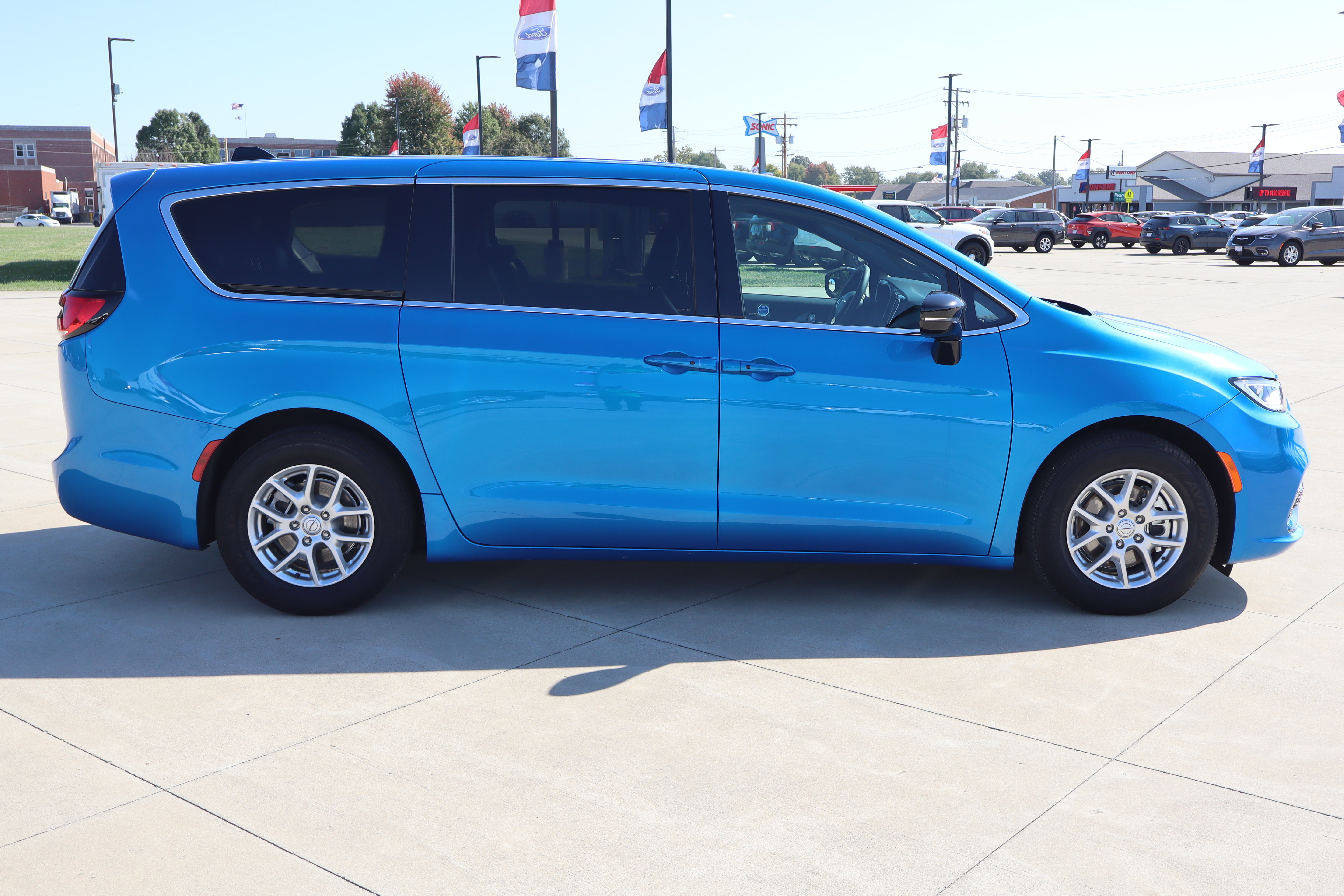 Used 2026 Chrysler Pacifica Select FWD image 4