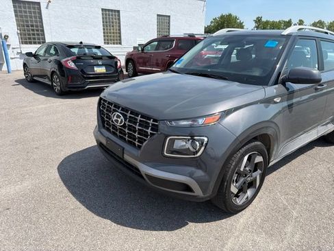 Used 2025 Hyundai Venue SEL FWD image 2
