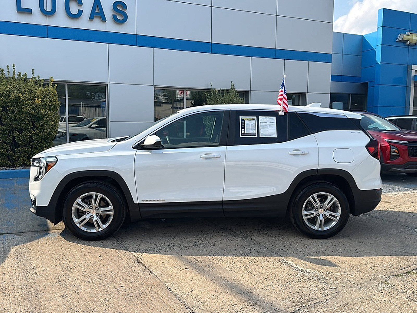 Used 2024 GMC Terrain SLE FWD image 8