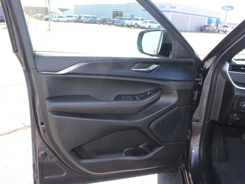 New 2025 Jeep Grand Cherokee Altitude image 19