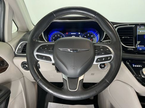 Used 2023 Chrysler Pacifica Limited image 15