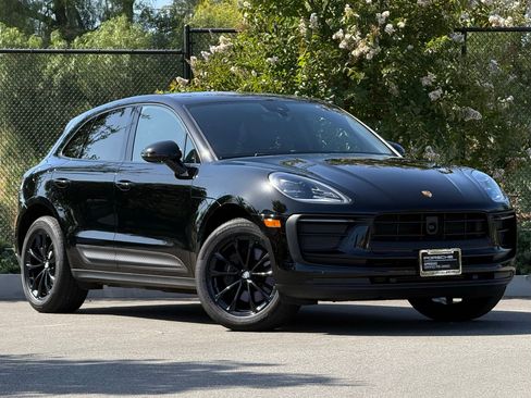 Certified 2024 Porsche Macan AWD/4WD image 9