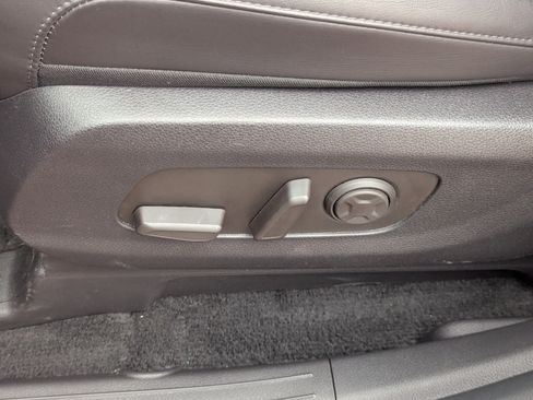 Used 2025 Kia Carnival EX image 21