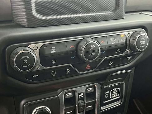Used 2018 Jeep Wrangler Unlimited Sahara w/ LED Lighting Group AWD/4WD image 30