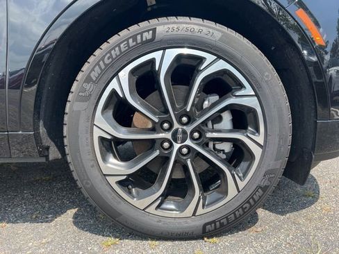 Used 2025 Lincoln Nautilus Reserve image 9