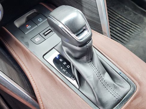 Used 2023 Toyota Venza Limited image 12