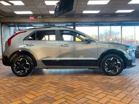Used 2024 Kia Niro Wave w/ Wave Preserve Package image 7
