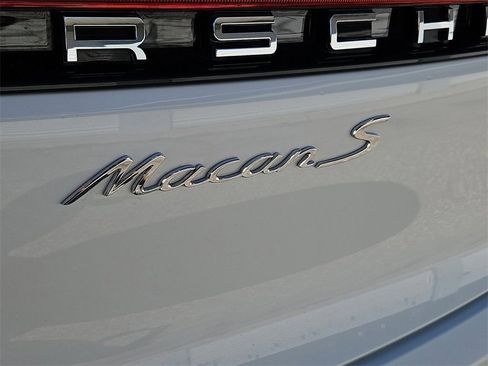 Certified 2023 Porsche Macan S image 13