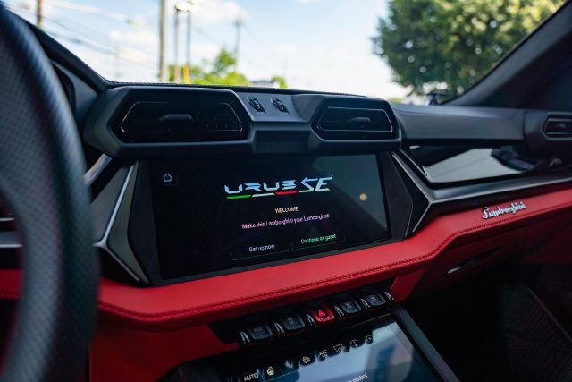 Used 2025 Lamborghini Urus SE AWD/4WD image 20