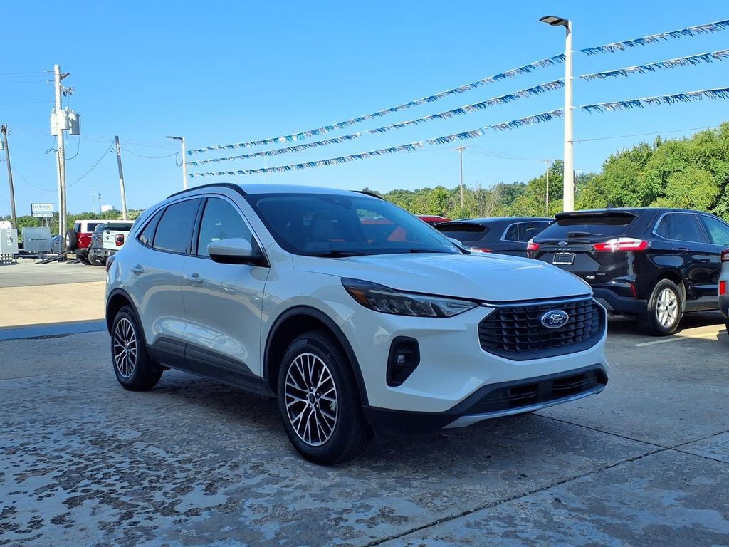 Used 2024 Ford Escape SE FWD image 1