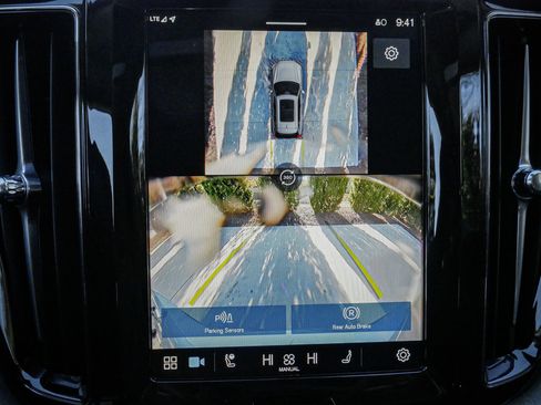 Used 2025 Volvo XC60 B5 Plus image 22