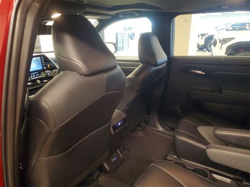 Used 2022 Toyota Highlander XSE image 12