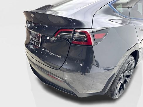 Used 2024 Tesla Model Y Long Range AWD/4WD image 18