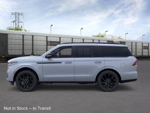 New 2026 Lincoln Navigator Reserve AWD/4WD image 3