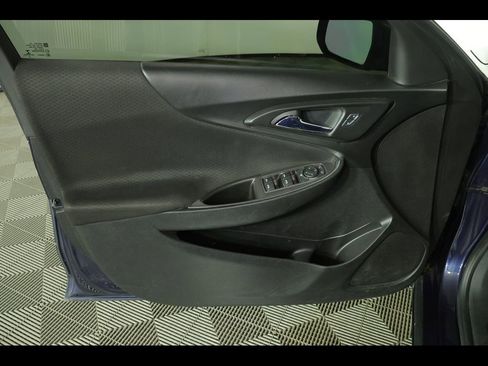 Used 2017 Chevrolet Malibu LT FWD image 14