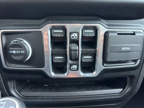 Used 2023 Jeep Wrangler Unlimited AWD/4WD image 31