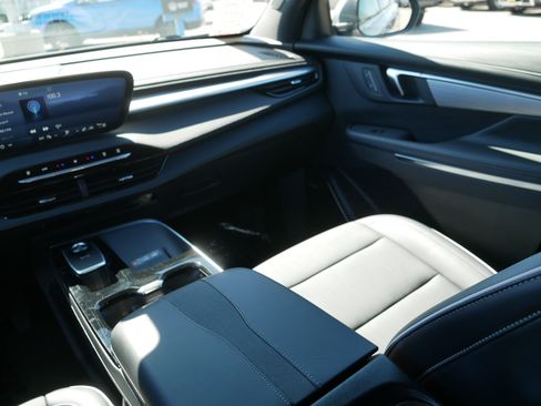 Used 2025 Buick Enclave Preferred image 11