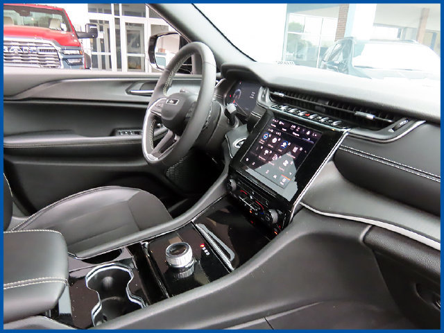 Used 2023 Jeep Grand Cherokee Altitude AWD/4WD image 8