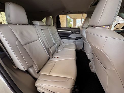 Used 2019 Toyota Highlander XLE FWD image 31