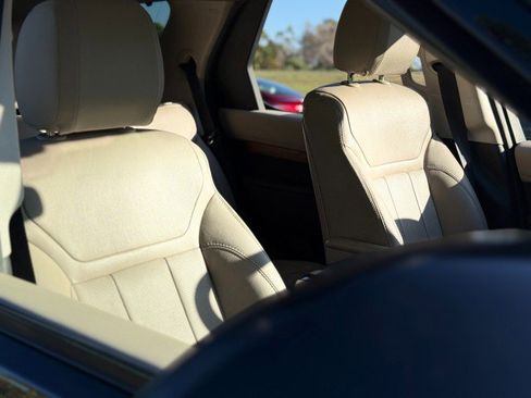 Used 2018 Land Rover Discovery HSE image 24