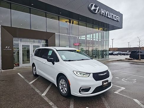 Used 2024 Chrysler Pacifica Touring-L image 7