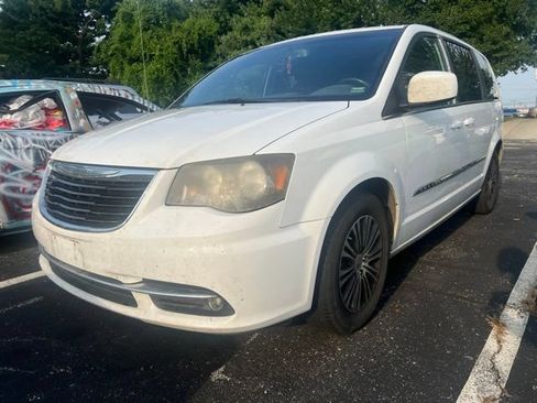 Used 2014 Chrysler Town & Country S FWD image 1
