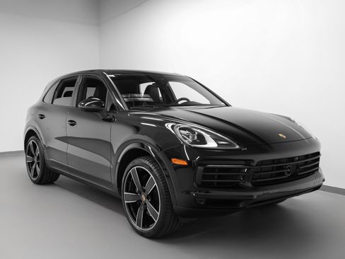 Used 2023 Porsche Cayenne Platinum Edition image 10