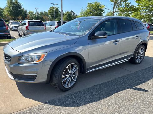 Used 2018 Volvo V60 T5 Cross Country w/ Convenience Package AWD/4WD image 4