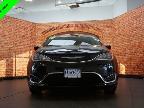 Used 2019 Chrysler Pacifica Touring-L w/ Advanced Safetytec Group image 2