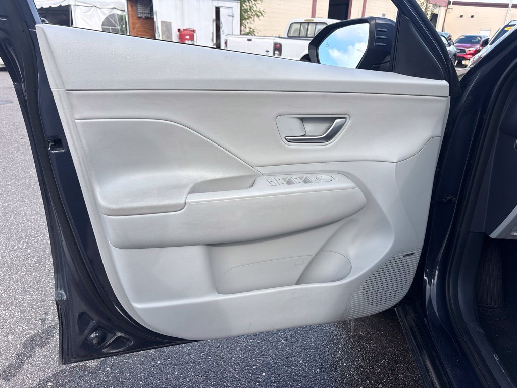 Used 2024 Hyundai Kona Limited FWD image 11