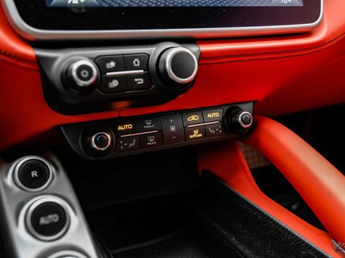 Used 2018 Ferrari GTC4Lusso AWD/4WD image 71