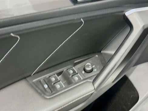 Used 2023 Volkswagen Tiguan SE w/ Panoramic Sunroof Package image 15