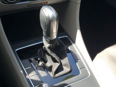 Used 2018 Volkswagen Passat 2.0T R-Line image 25