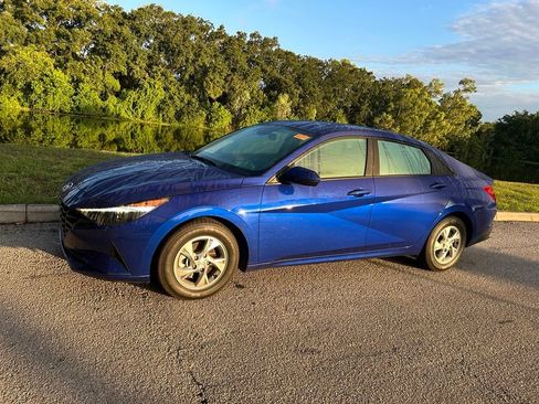 Used 2023 Hyundai Elantra SE FWD image 2