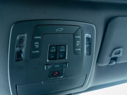 Used 2024 Toyota Sienna XSE image 23