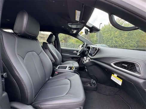 New 2026 Chrysler Pacifica Select image 15