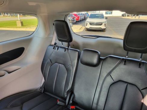 Used 2024 Chrysler Pacifica Touring-L image 22