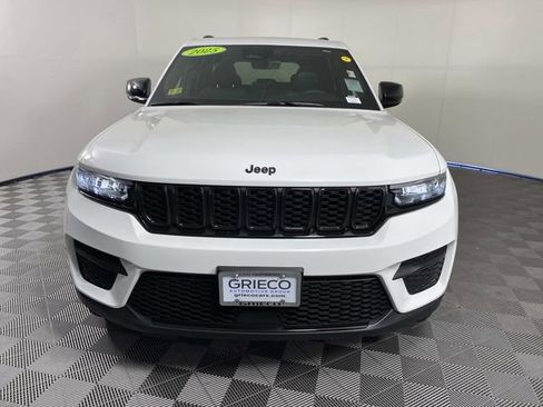 Used 2025 Jeep Grand Cherokee Altitude AWD/4WD image 3