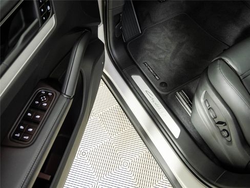 New 2026 Porsche Cayenne Coupe AWD/4WD image 8